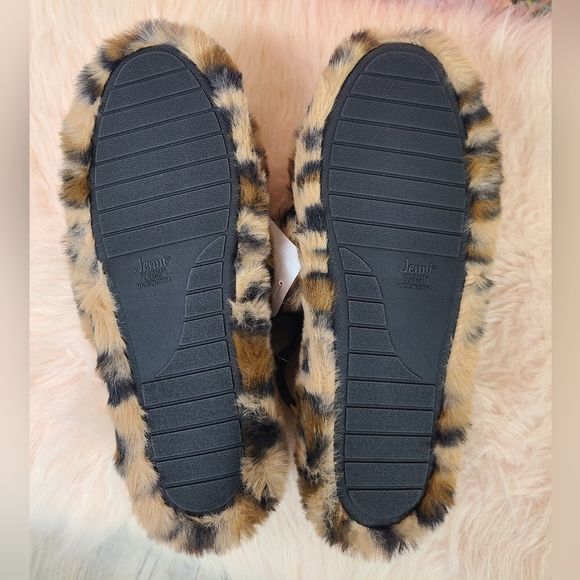 Jenni Leopard Slippers | Fuzzy Leopard Design | Comfy & Cozy - Picture 6 of 6